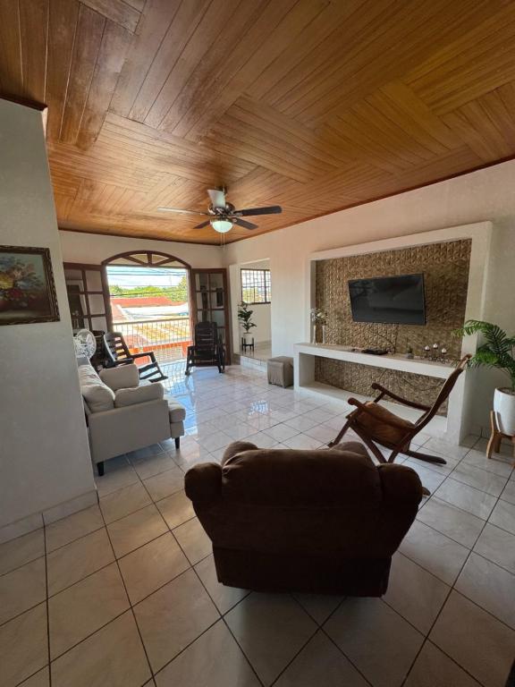 a living room with a couch and a tv at Casa Arcia in Rivas