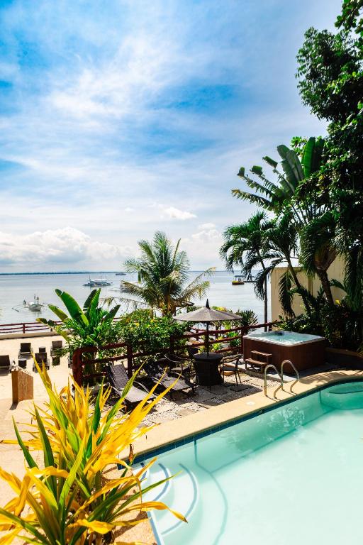 Bazén v ubytování Palmbeach Resort & Spa Mactan, Cebu nebo v jeho okolí