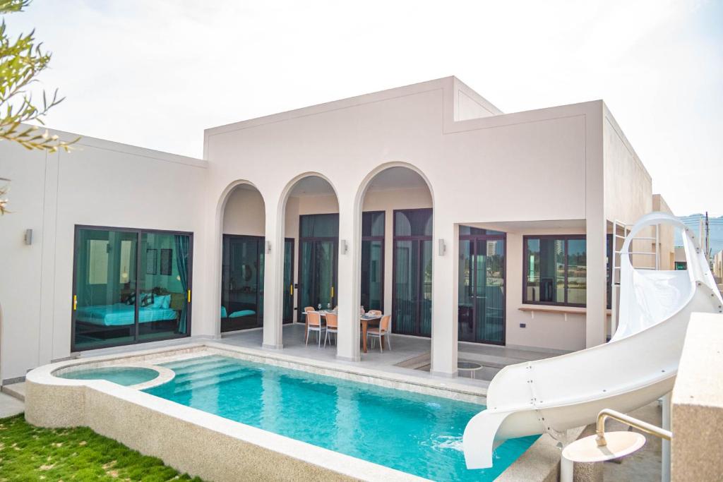 Bazén v ubytování Baan Cher Pool Villa Cha-am - บ้านเฌอพูลวิลล่า ชะอำ nebo v jeho okolí