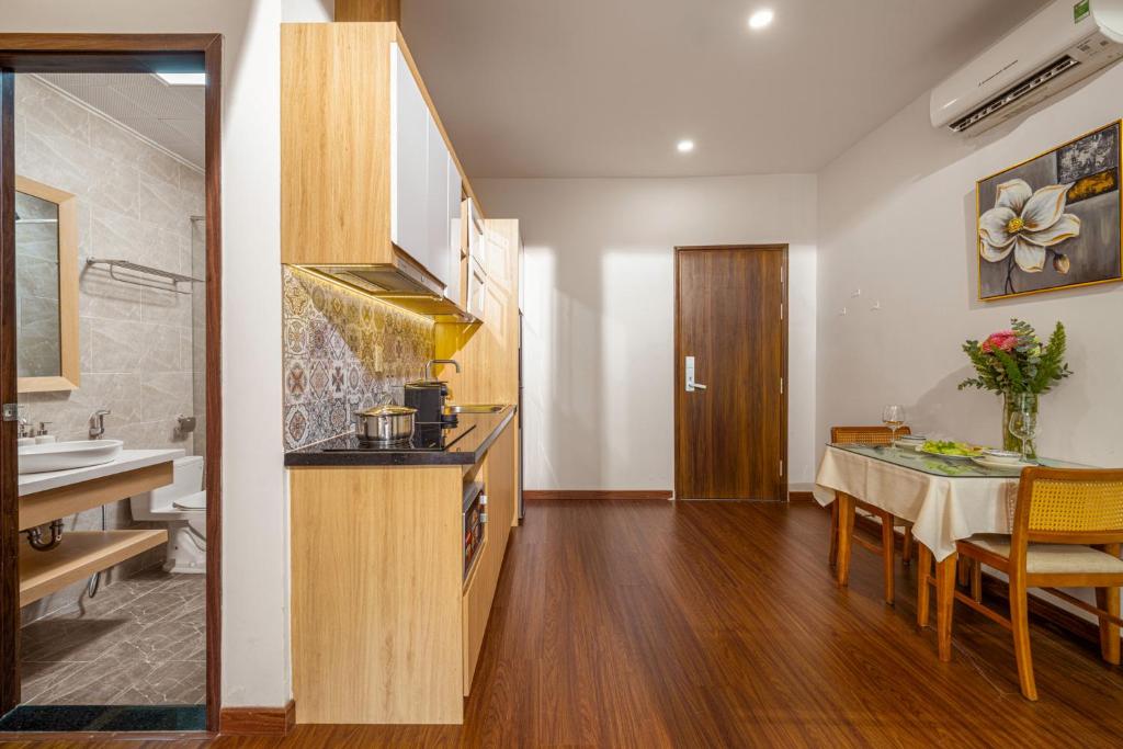 Kuchyň nebo kuchyňský kout v ubytování May Home Apartment Da Nang