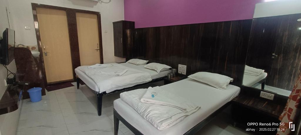 Postel nebo postele na pokoji v ubytování Hotel Yogiraj
