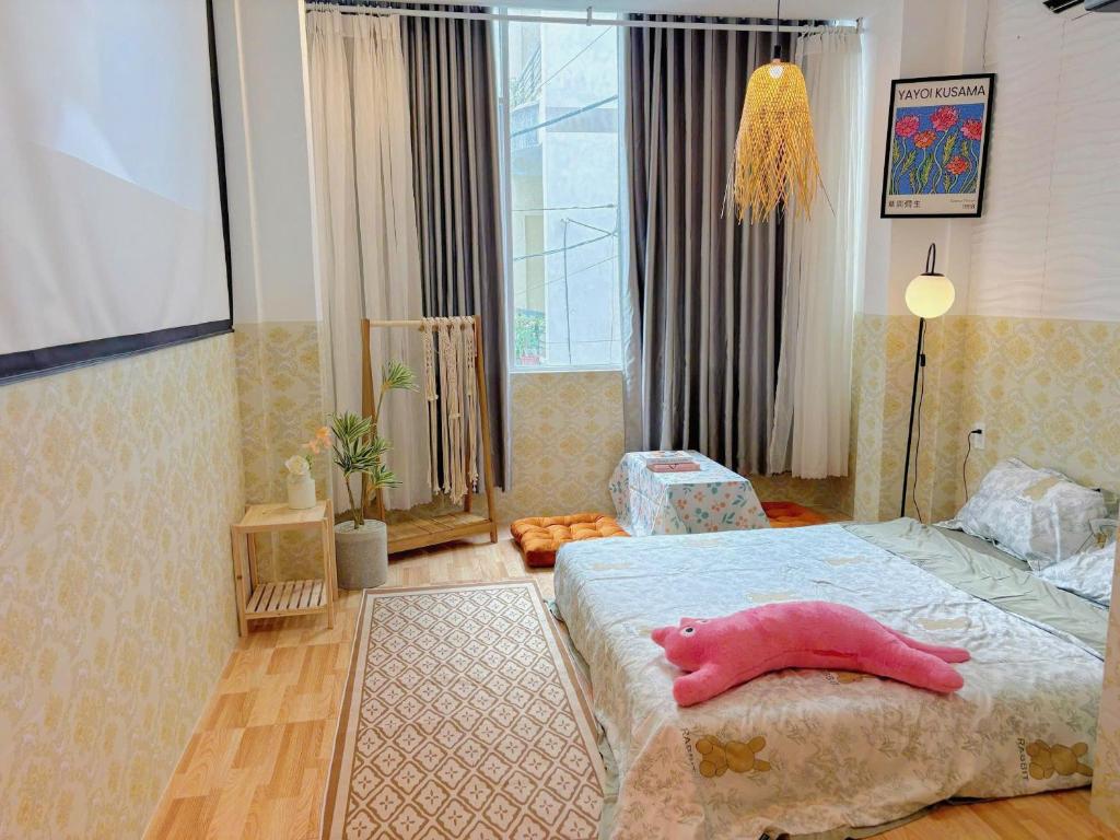 Ένα ή περισσότερα κρεβάτια σε δωμάτιο στο Corgi House Homestay Nha Trang 2