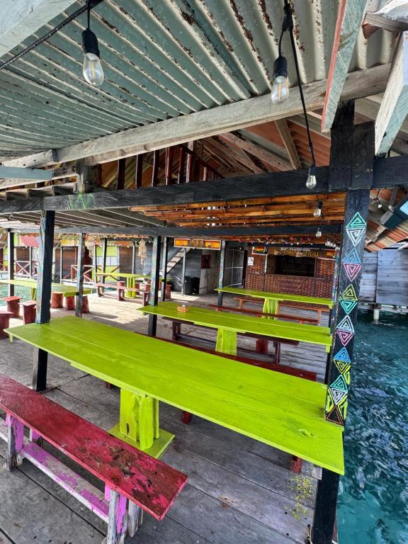 Restaurace v ubytování Cabañas sobre el mar en Guna Yala