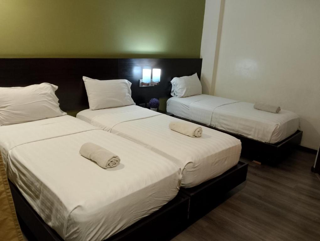 Postel nebo postele na pokoji v ubytování MAKATI Boutique Hotel near NAIA Airport Terminal 3 Edsa Pasay CBD