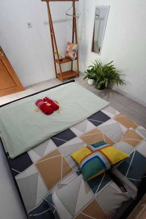 Postel nebo postele na pokoji v ubytování Bring In House Yogyakarta