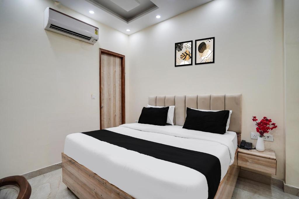 Postel nebo postele na pokoji v ubytování Super Townhouse Sector 63 A Noida
