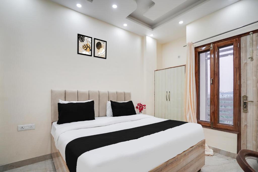 Postel nebo postele na pokoji v ubytování Super Townhouse Sector 63 A Noida
