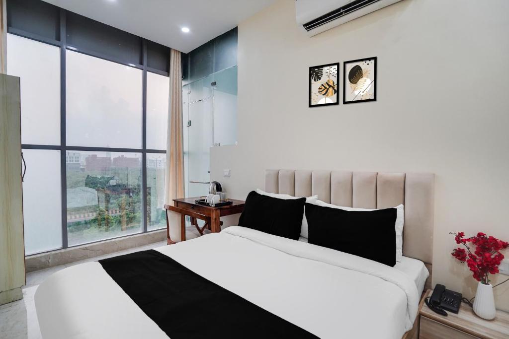 Postel nebo postele na pokoji v ubytování Super Townhouse Sector 63 A Noida