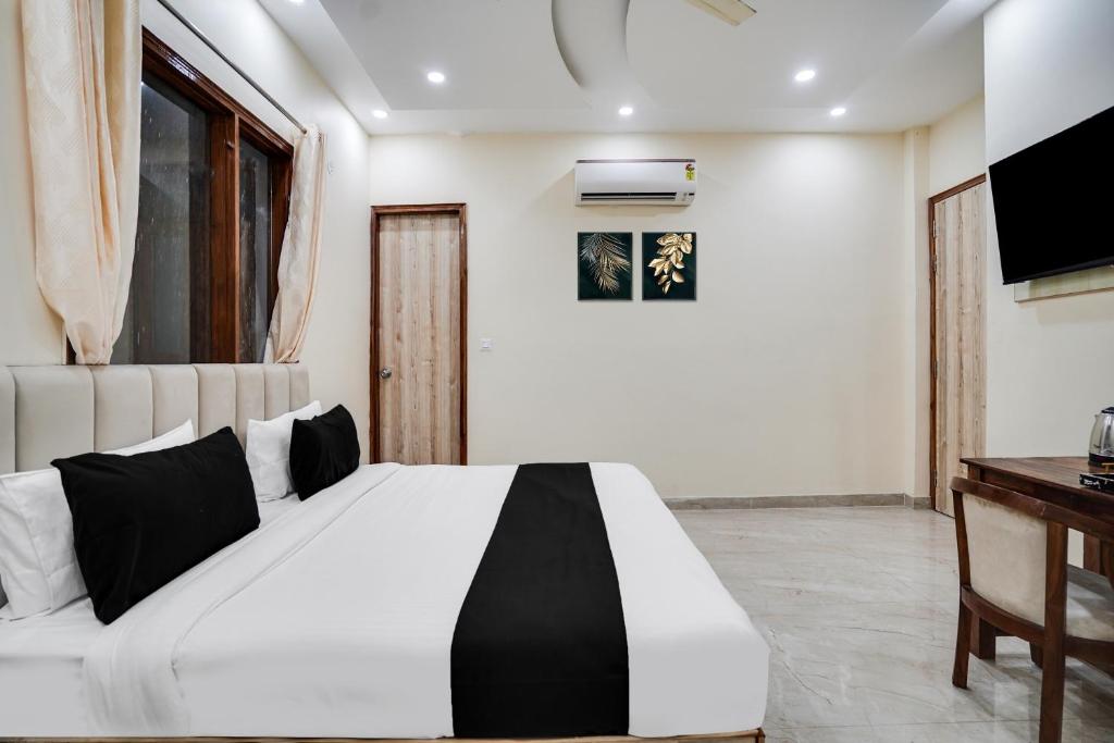 Postel nebo postele na pokoji v ubytování Super Townhouse Sector 63 A Noida