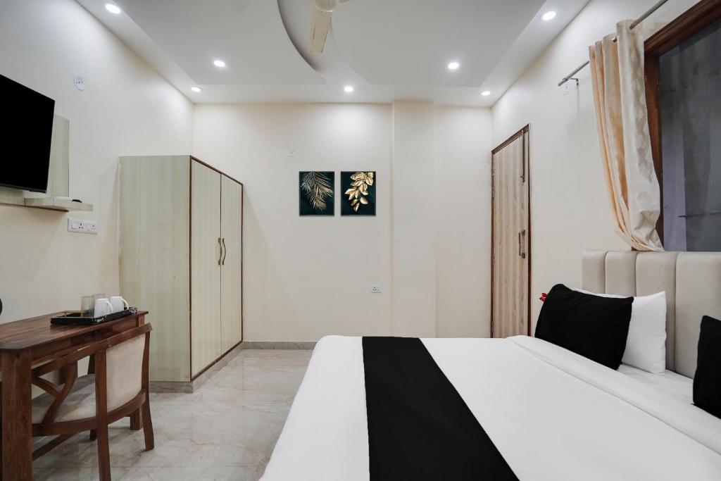 TV a/nebo společenská místnost v ubytování Super Townhouse Sector 63 A Noida
