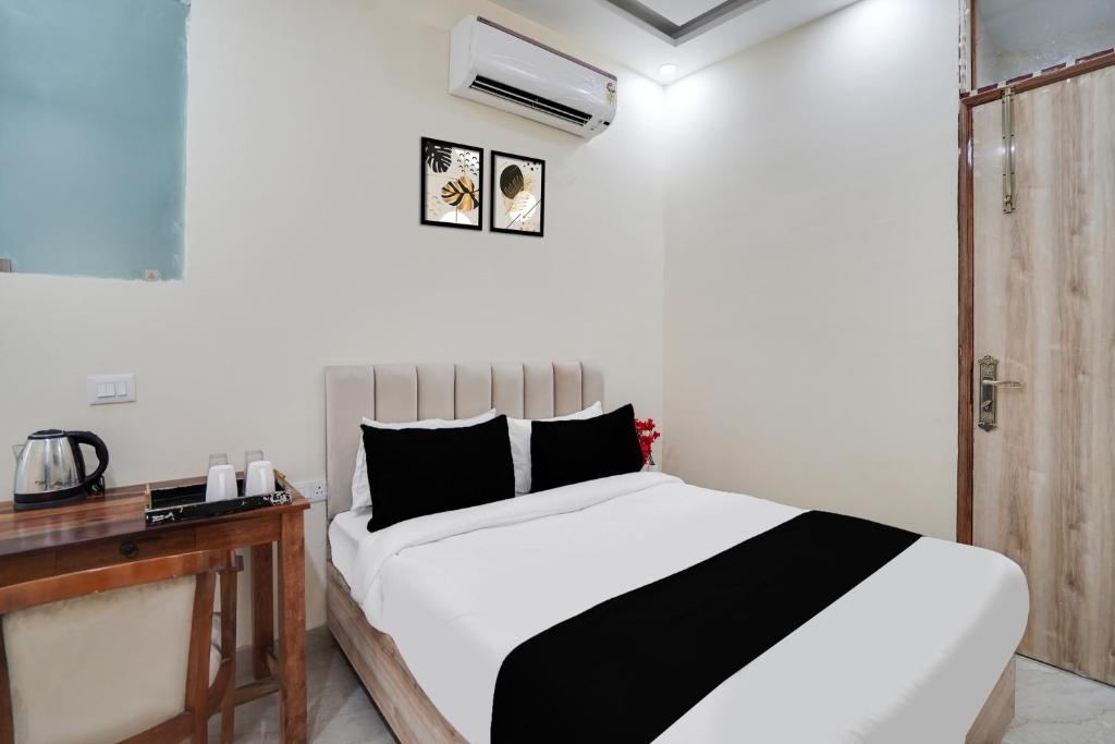 Postel nebo postele na pokoji v ubytování Super Townhouse Sector 63 A Noida