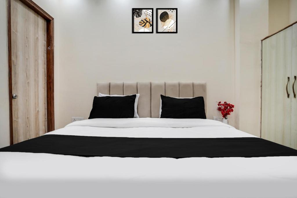 Postel nebo postele na pokoji v ubytování Super Townhouse Sector 63 A Noida