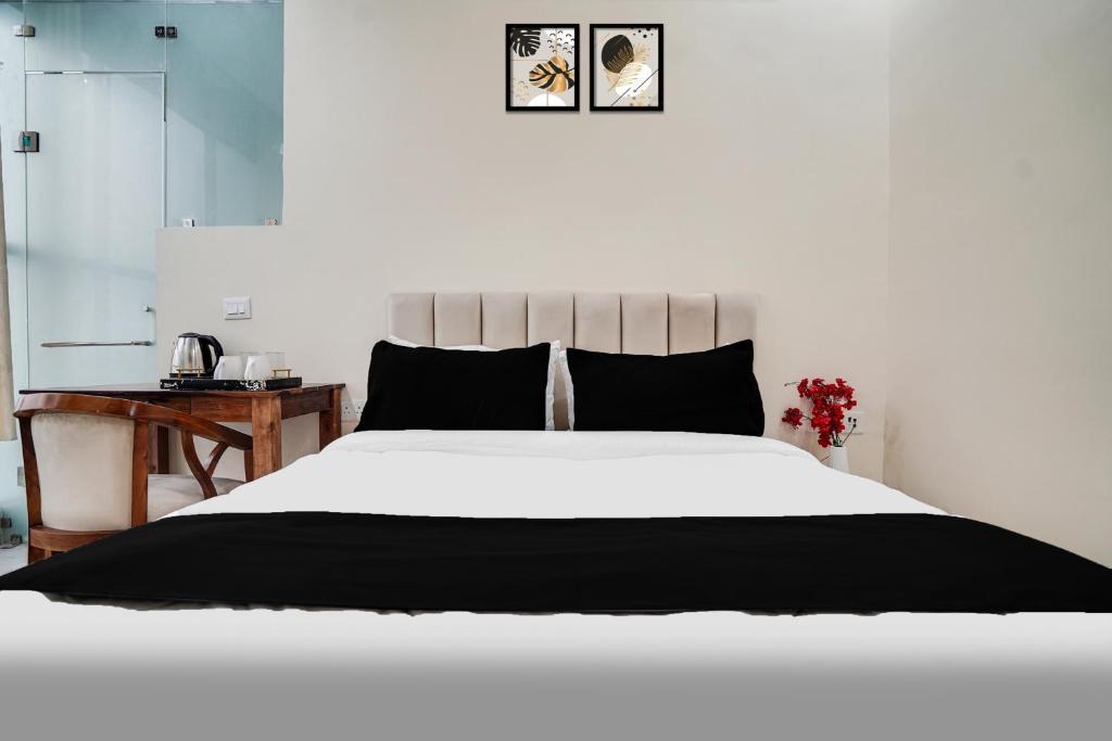 Postel nebo postele na pokoji v ubytování Super Townhouse Sector 63 A Noida