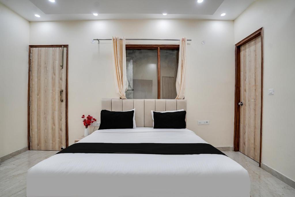 Postel nebo postele na pokoji v ubytování Super Townhouse Sector 63 A Noida