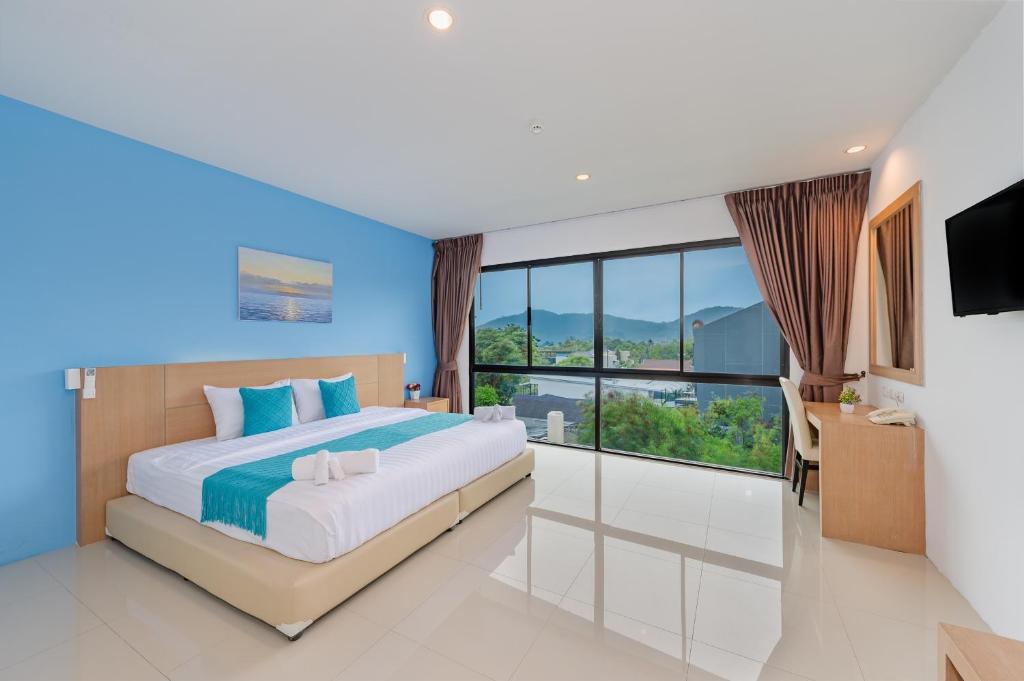 Giường trong phòng chung tại De Blue Sea Rawai Hotel