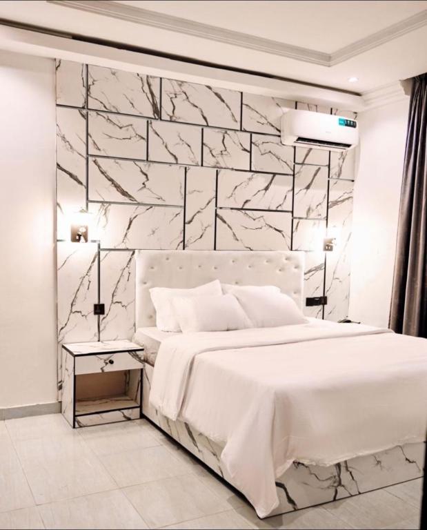 Voodi või voodid majutusasutuse York V Hotel And Suite toas