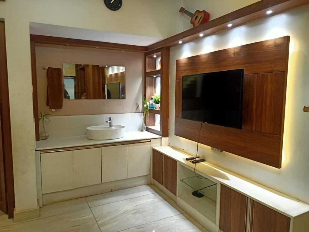 TV a/nebo společenská místnost v ubytování Hodophile Wayanad Homestay