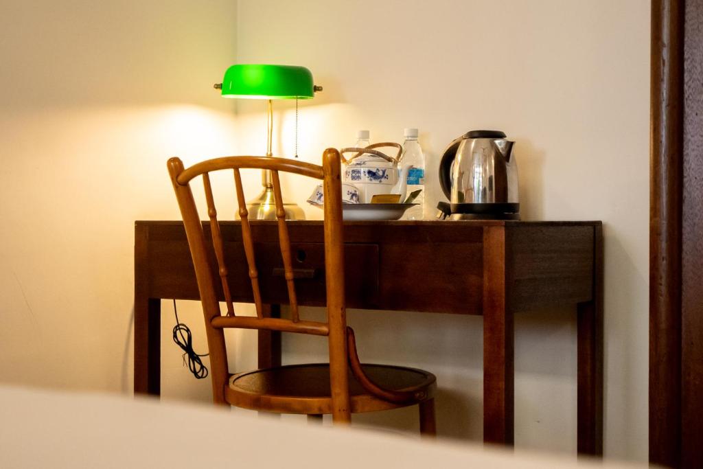 Příslušenství pro přípravu čaje a kávy v ubytování Tian Jing Hotel