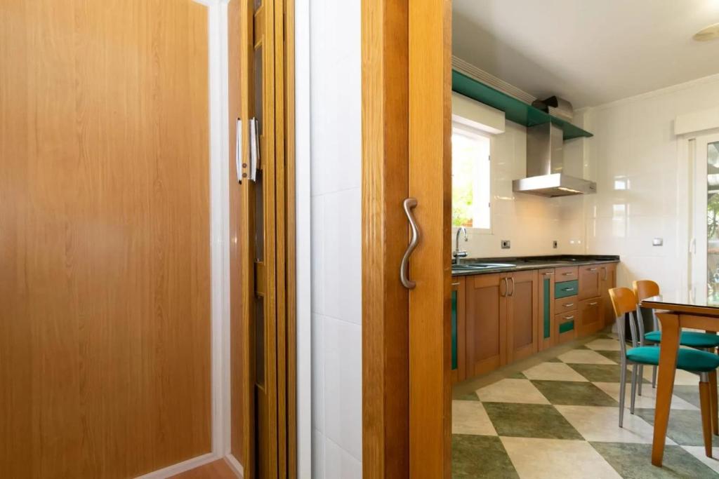 A kitchen or kitchenette at Elegant Villa in Playa Honda with Private Pool
