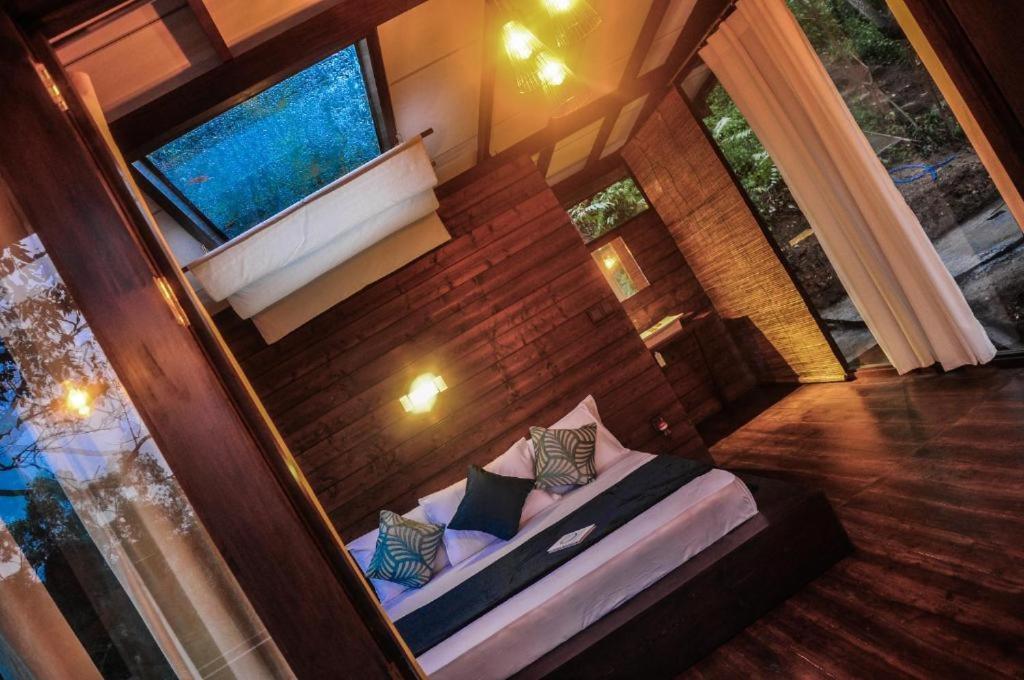 - Vistas a una habitación con cama y ventana en Skygazer, en Ella