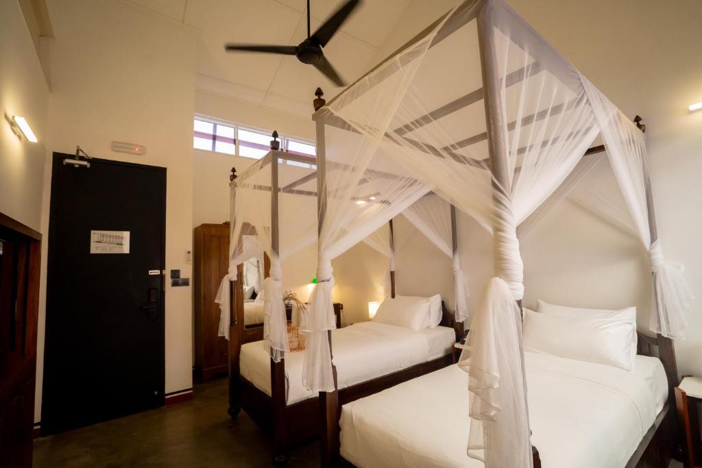Postel nebo postele na pokoji v ubytování Tian Jing Hotel