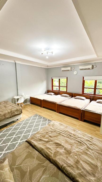 una camera con 2 letti e un tappeto di OstiC House a Yogyakarta