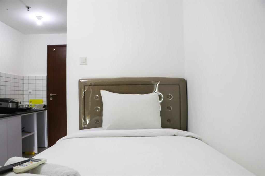 Postel nebo postele na pokoji v ubytování Simply Look and Comfy Studio Sayana Bekasi Apartment By Travelio