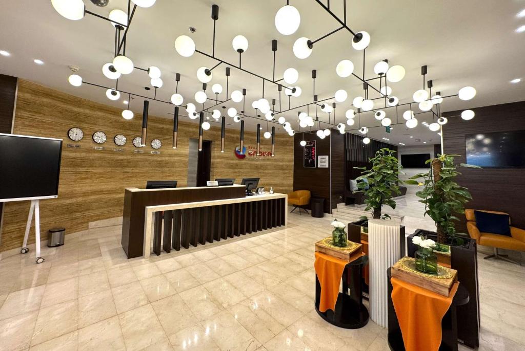 Televiisor ja/või meelelahutuskeskus majutusasutuses Ramada Encore Doha by Wyndham
