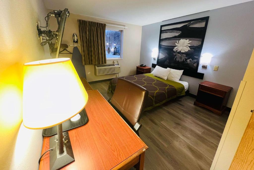 Super 8 by Wyndham Pittsburgh/Monroeville - Queen Room - Mobility Access/Non-Smoking