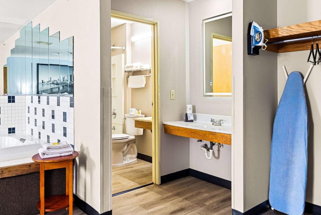 Super 8 by Wyndham Pittsburgh/Monroeville photo