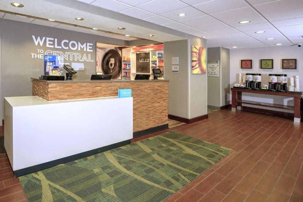 un vestíbulo con una bienvenida a American el hotel central en Hampton Inn Hays-North of I-70, en Hays