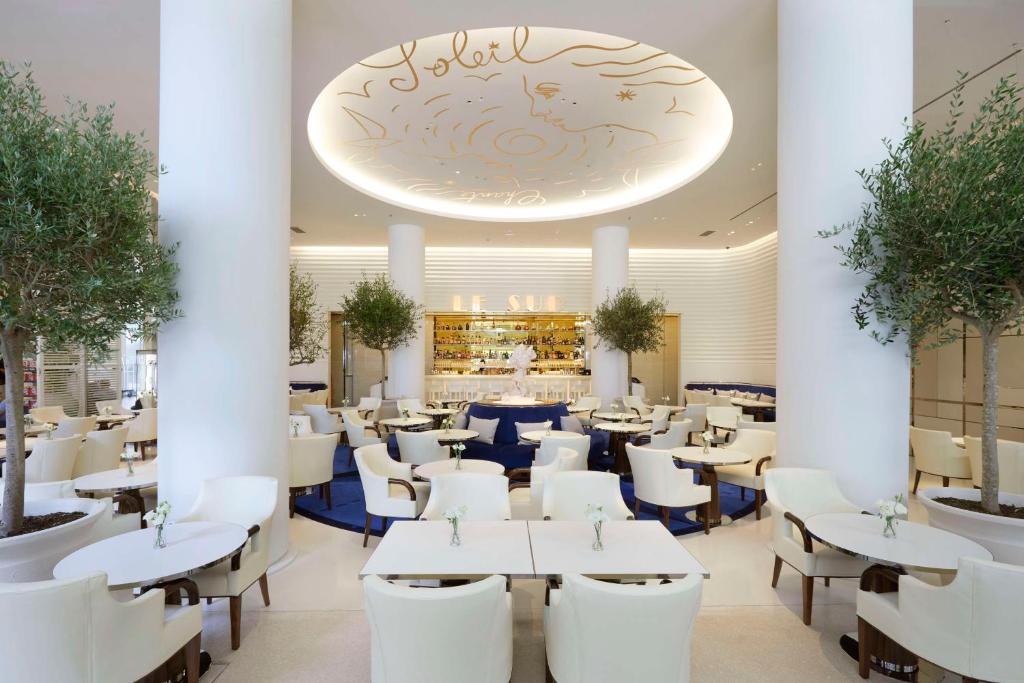 Restaurace v ubytování Hôtel Martinez, in The Unbound Collection by Hyatt