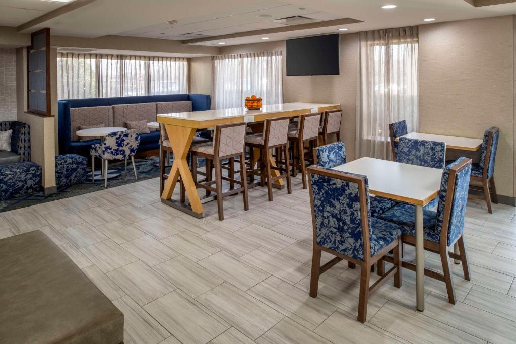 Posezení v ubytování Hampton Inn Long Island/Commack