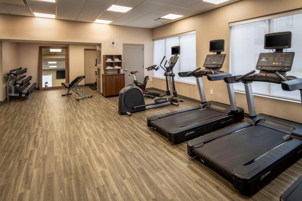 Fitness centrum a/nebo fitness zařízení v ubytování Hampton Inn Long Island/Commack