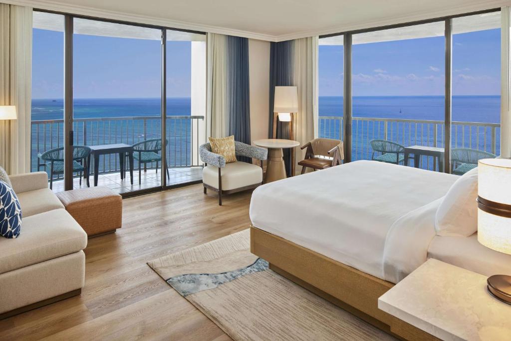 Postel nebo postele na pokoji v ubytování Hilton Hawaiian Village Waikiki Beach Resort