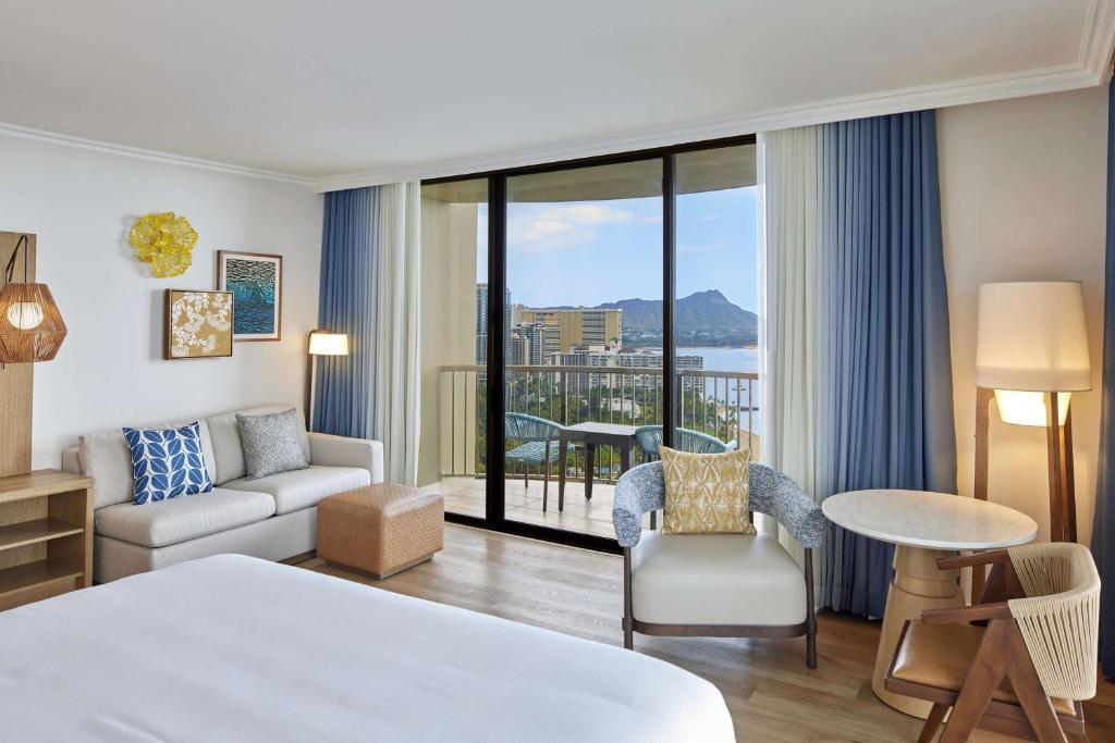 Postel nebo postele na pokoji v ubytování Hilton Hawaiian Village Waikiki Beach Resort