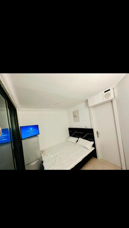 Habitación pequeña con cama y puerta en Shamesi Tower, en Dubái