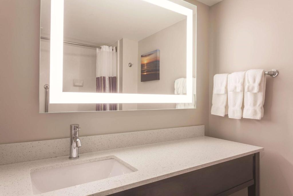 La Quinta by Wyndham Columbus North photo