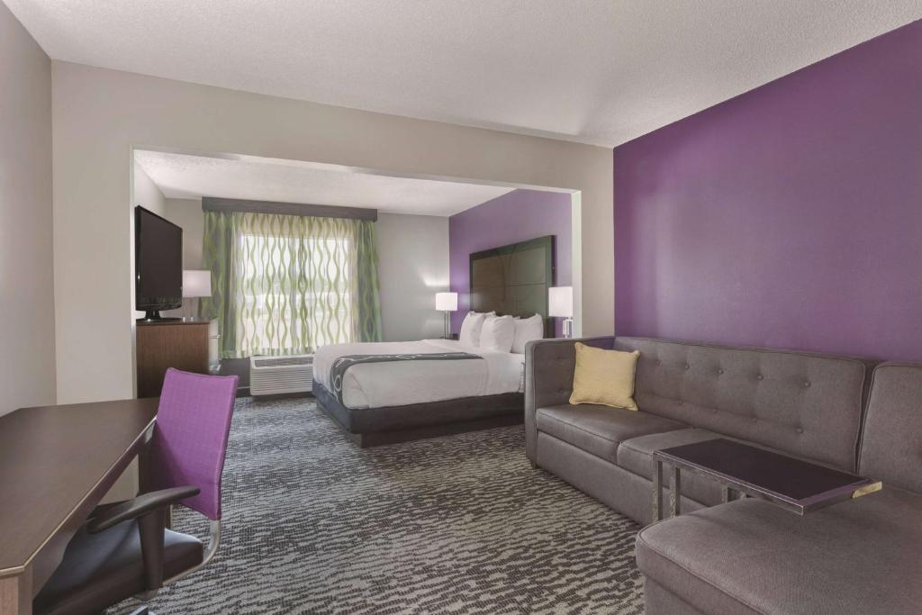 La Quinta by Wyndham Columbus North photo