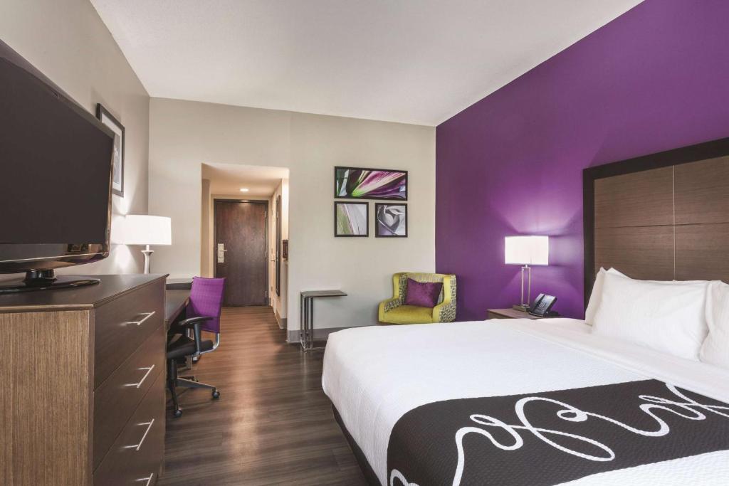 La Quinta by Wyndham Columbus North photo
