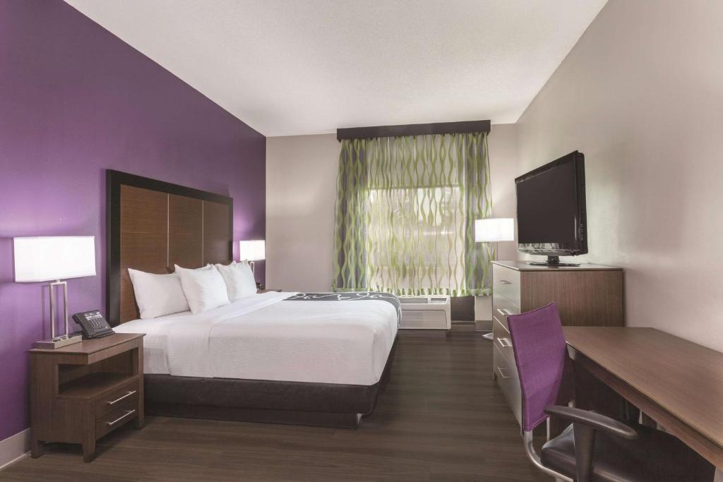 La Quinta by Wyndham Columbus North photo