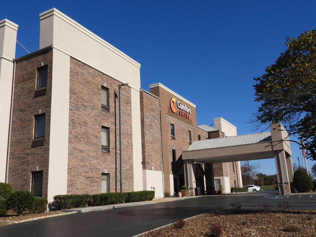 una rappresentazione della parte anteriore di un hotel di Comfort Suites a Crossville