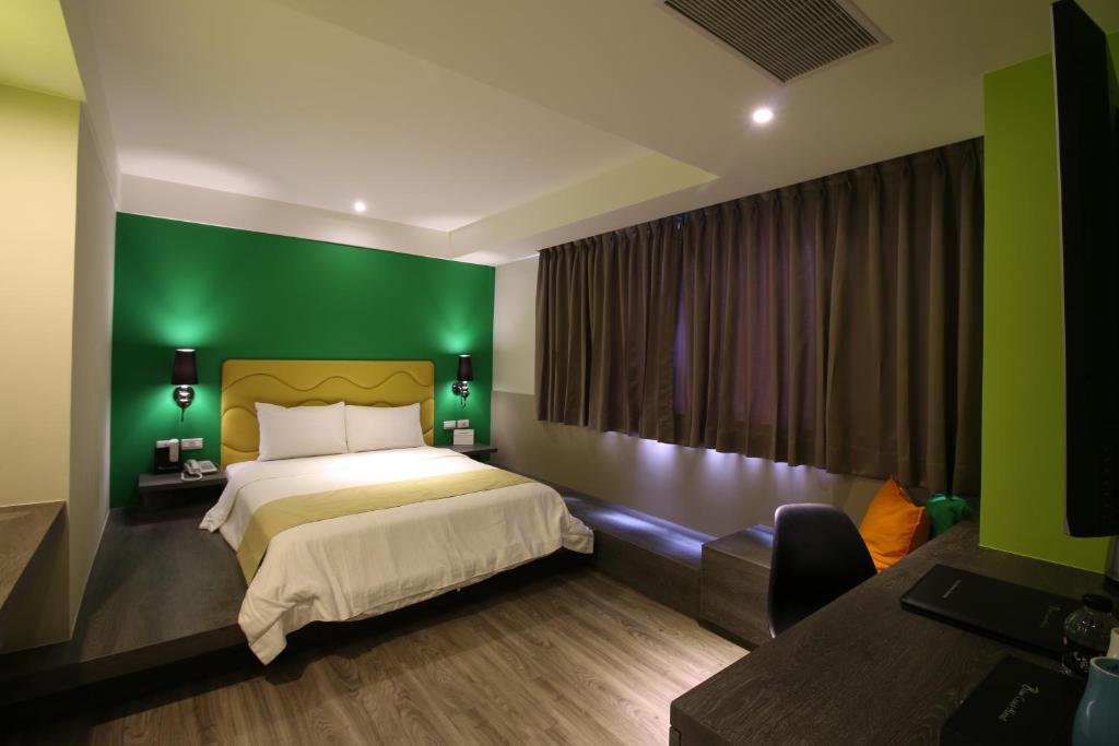 Postel nebo postele na pokoji v ubytování Blue Coast Hotel