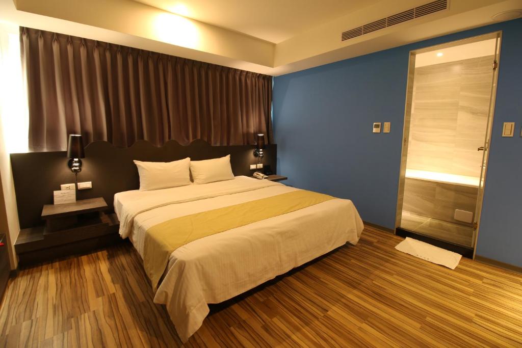 Postel nebo postele na pokoji v ubytování Blue Coast Hotel