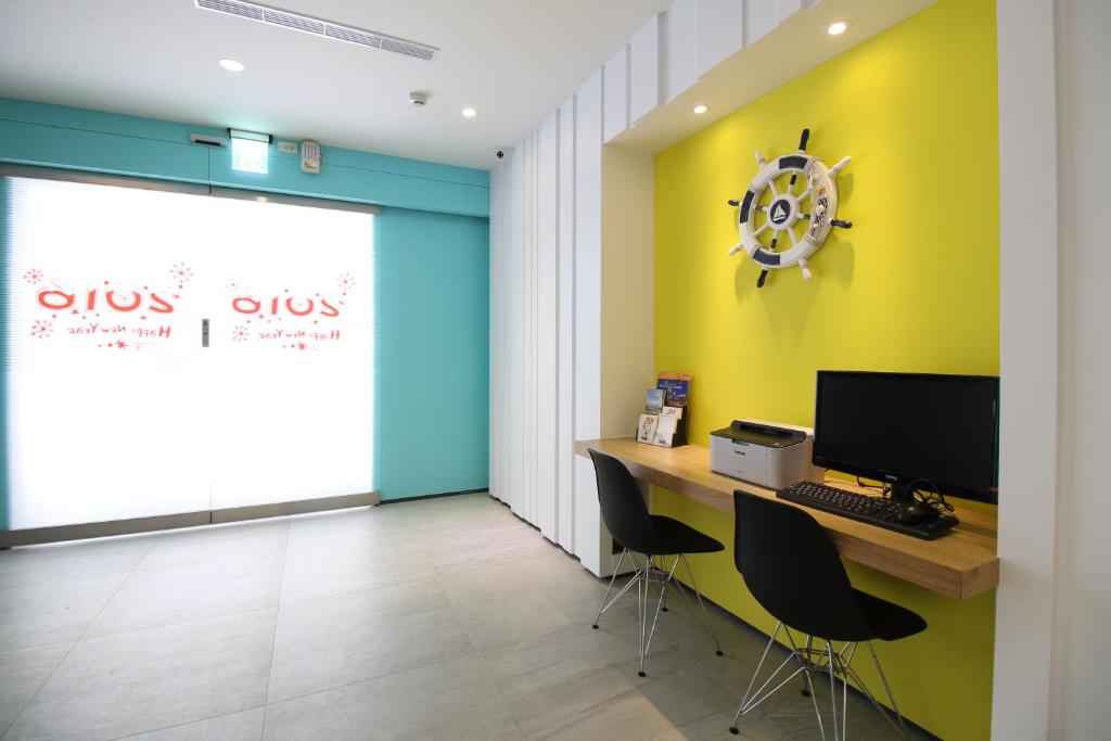 TV a/nebo společenská místnost v ubytování Blue Coast Hotel