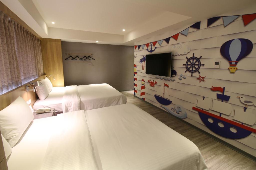Postel nebo postele na pokoji v ubytování Blue Coast Hotel