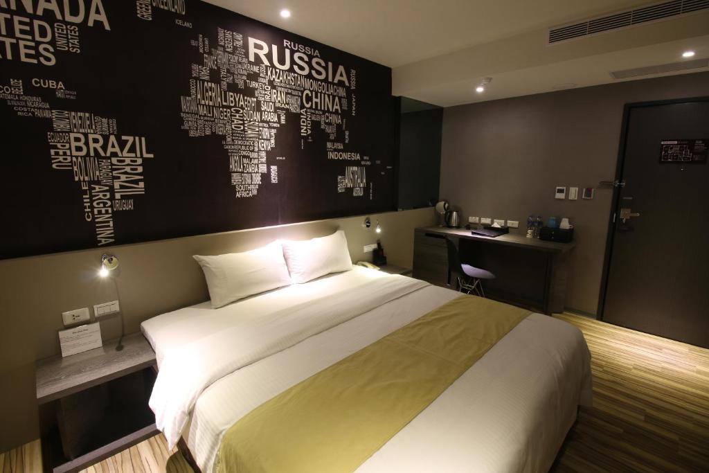 Postel nebo postele na pokoji v ubytování Blue Coast Hotel