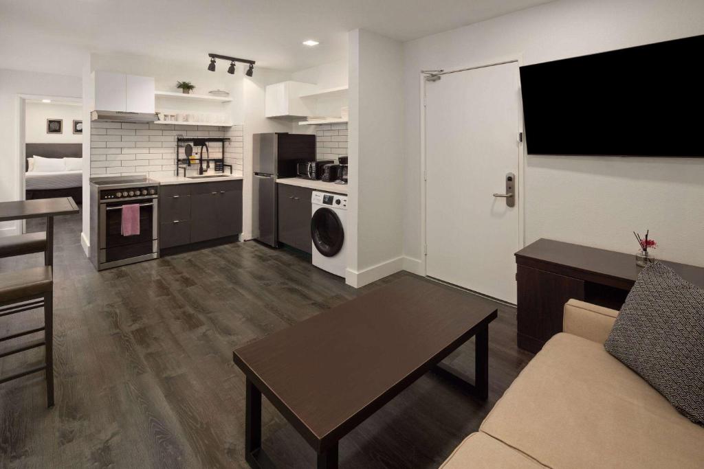 Kuchyň nebo kuchyňský kout v ubytování Reside Seattle Downtown, a Wyndham Residence