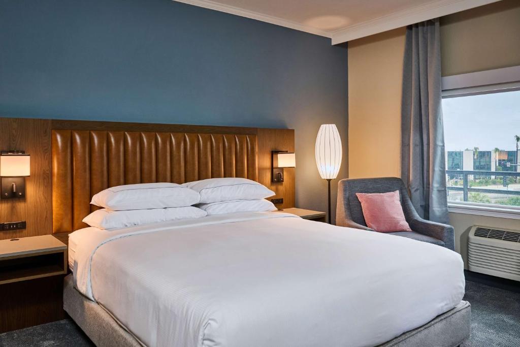 DoubleTree by Hilton Chatsworth - 