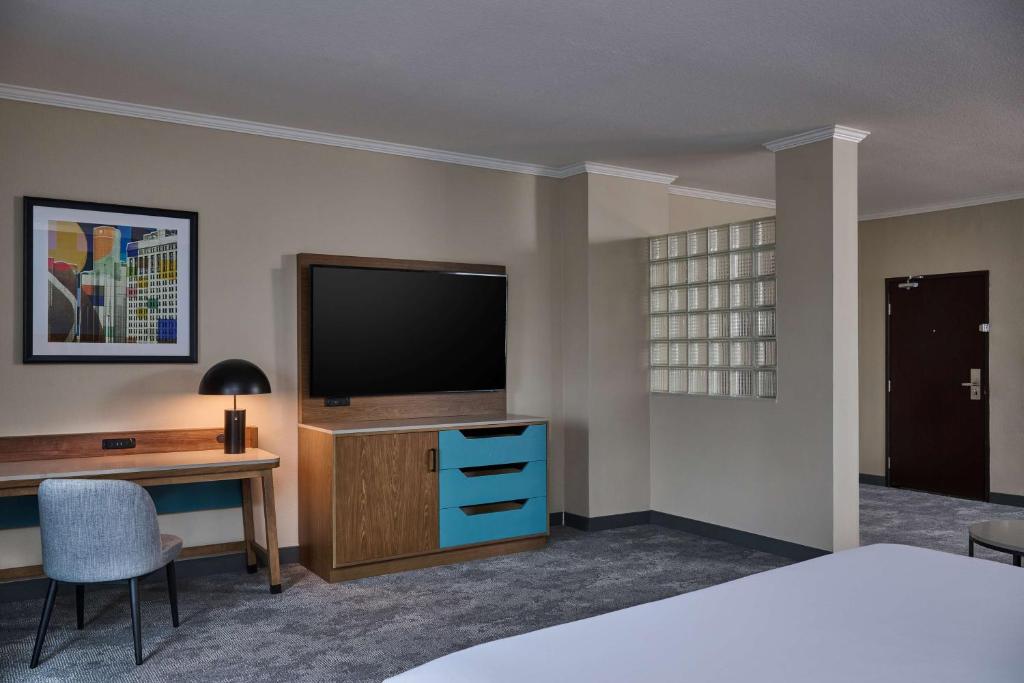 DoubleTree by Hilton Chatsworth - 